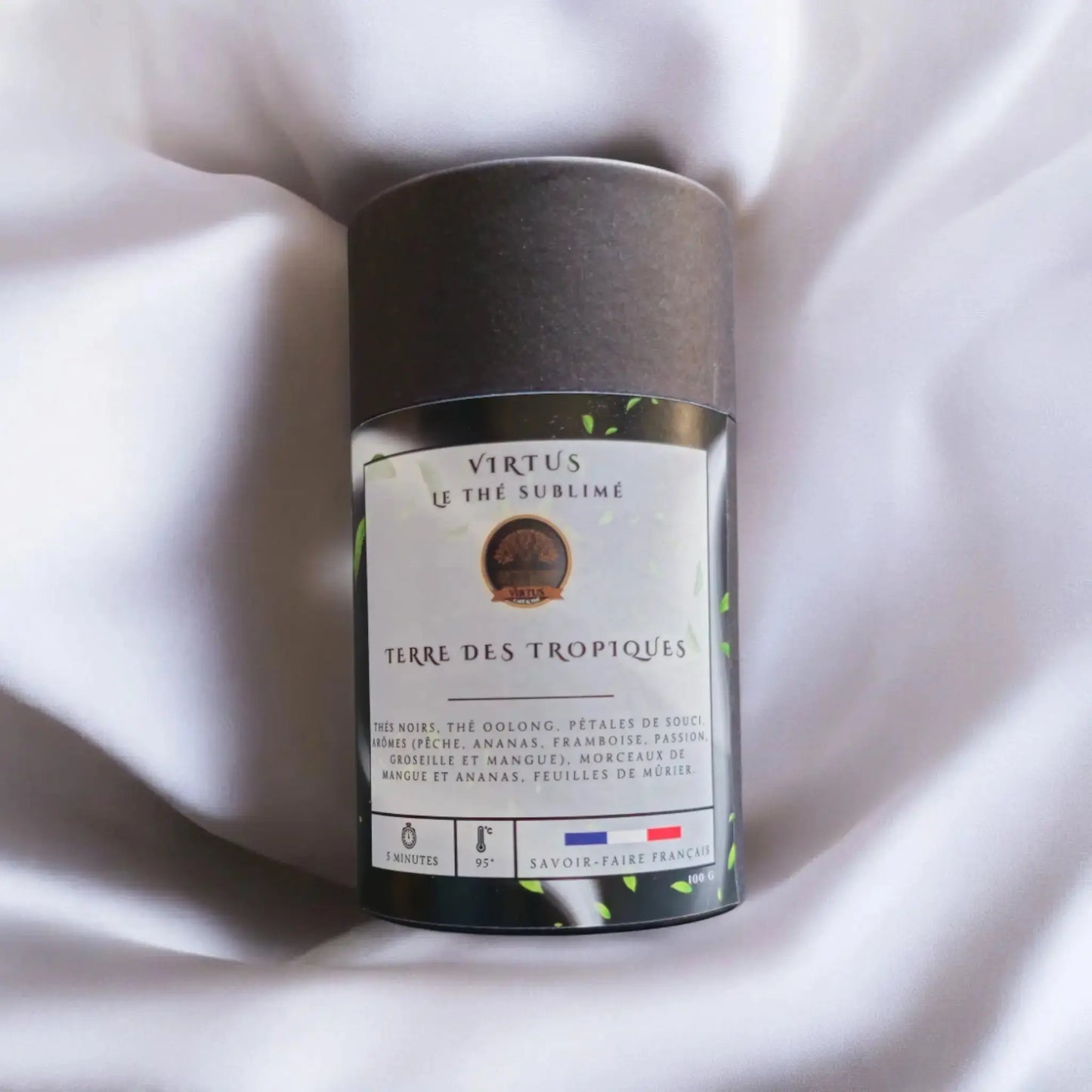 - Terre des tropiques | Thé noir & Oolong. Pêche, ananas, framboise, passion, groseille, mangue, pétales de souci, feuilles de mûrier - Virtus Café & Thé